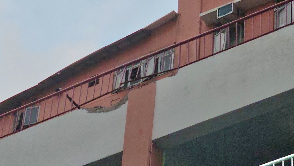 黃大仙新蒲崗爵祿街86號康景樓的樓上停車場發生石屎剝落。