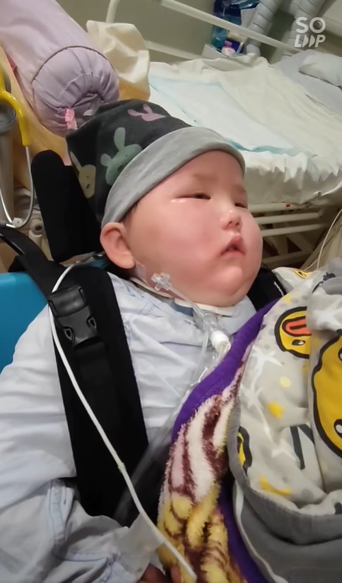 天瑜擺動上半身和轉動頭部來回應。(Facebook影片截圖)