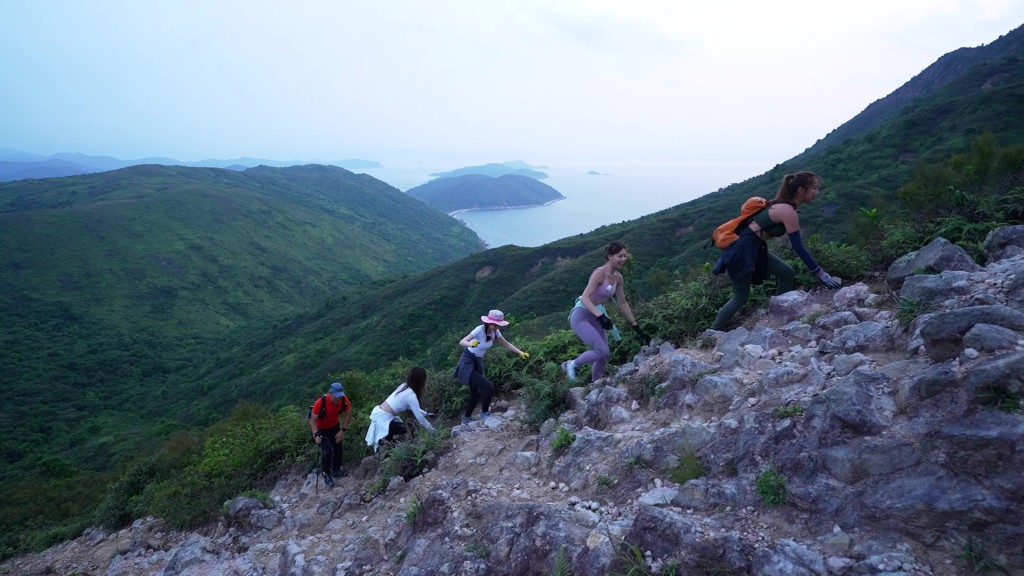 天未光就爬上山。