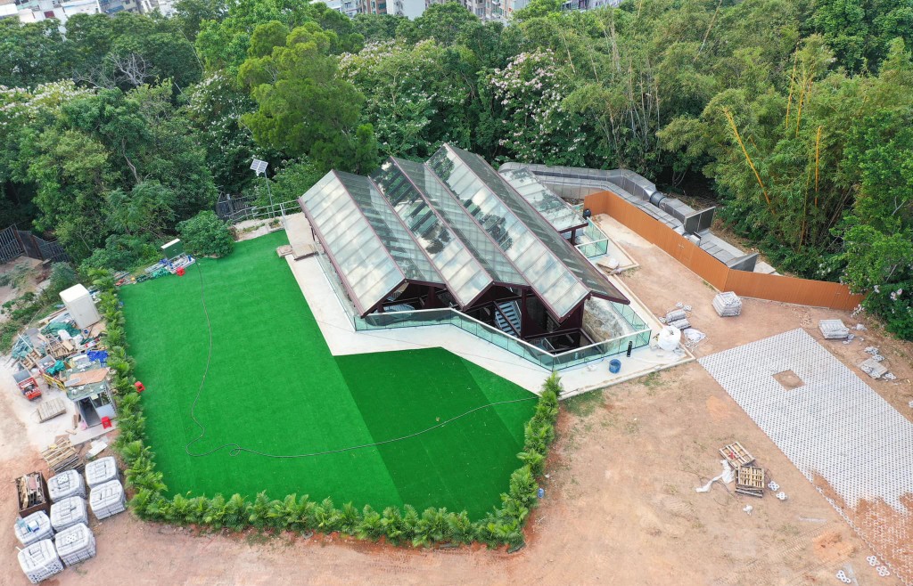 主教山配水庫的缺口近日已搭建玻璃幕屋及舖設人造草皮。fb「KEVIN CHENG PHOTOGRAPHY」圖片
