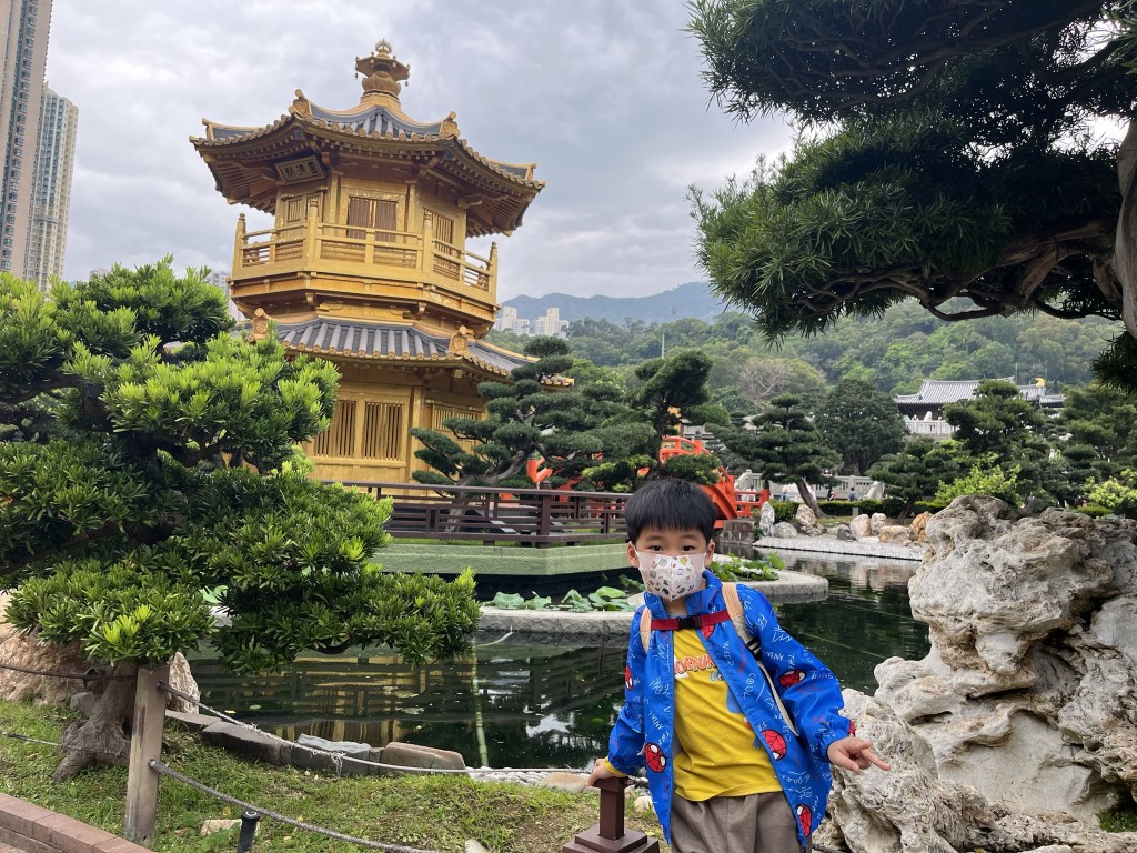 由另一角看圓滿閣，配合周邊的園林布居，整體感覺和諧。