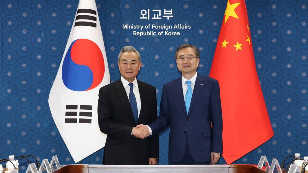 王毅访韩晤外长赵显。 路透社