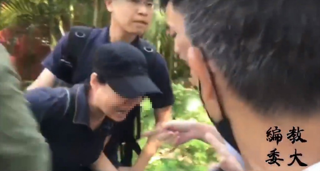 便衣警員制服一名婦人。教大編委會截圖
