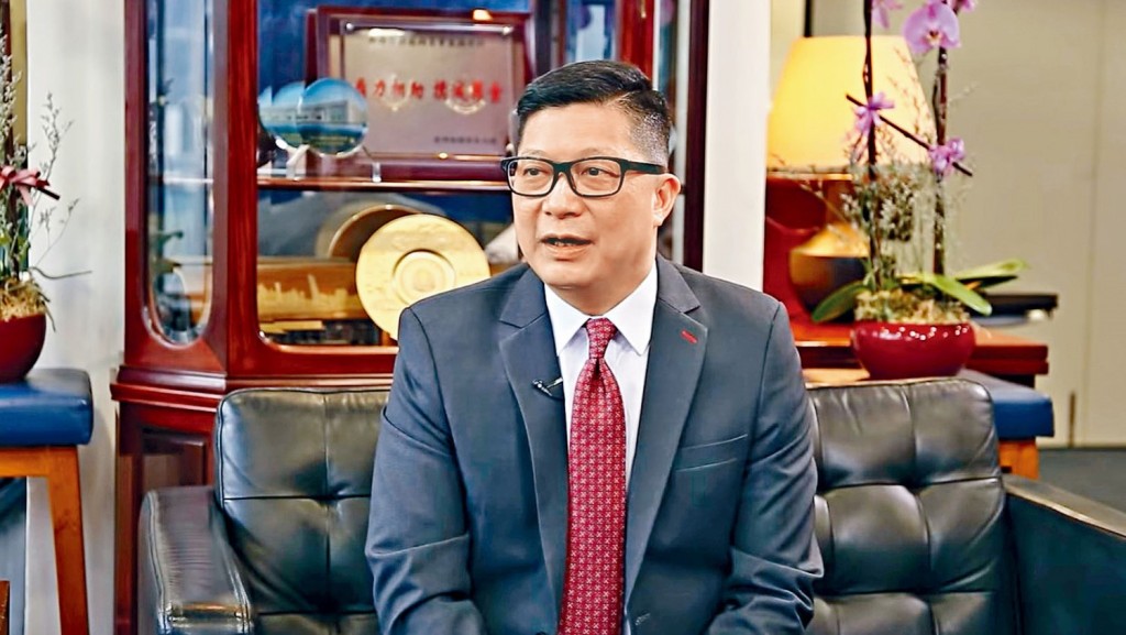 鄧炳強推出「你問我答2.0」，會抽出網民的問題，並親自解答。資料圖片
