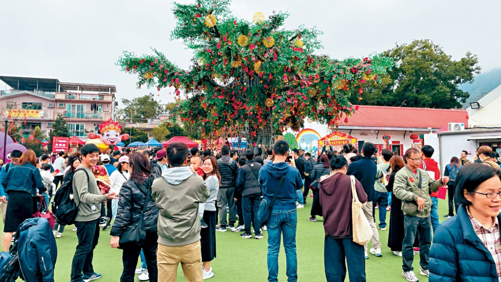 林村許願樹吸引大批市民前往擲寶牒許願，入夜後會亮燈別有一番景致，成功吸引不同的客群。