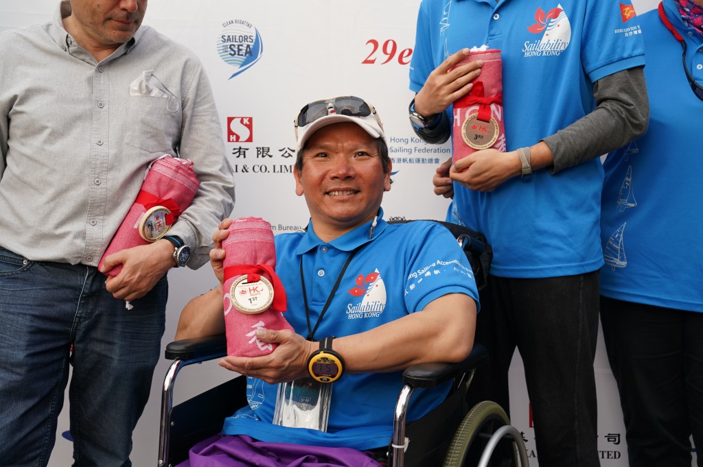 傷健帆船運動員付遠威為 2014 年亞殘運會銅牌得主，在「香港帆船賽週2023」2.4mR 級別榮獲冠軍。 公關圖片