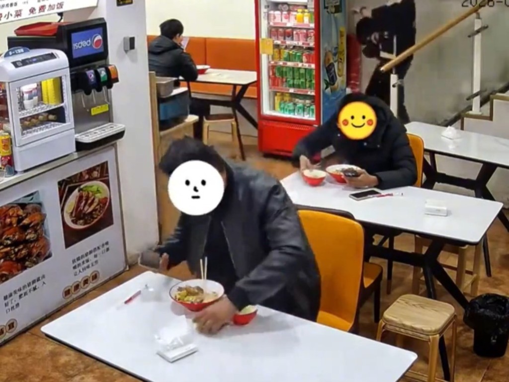 兩男子離座後未有察覺跟對方互換座位。