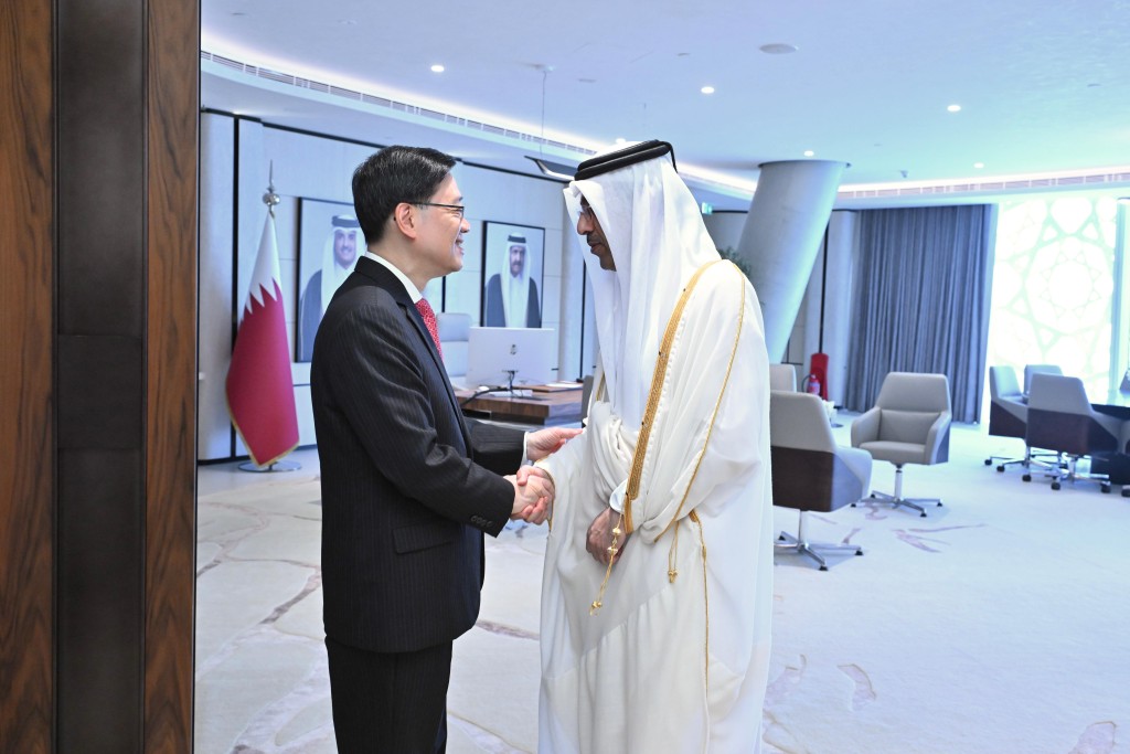 李家超（左）今日在卡塔爾與卡塔爾勞工部長Ali bin Saeed bin Samikh Al Marri （右）會面。政府新聞處