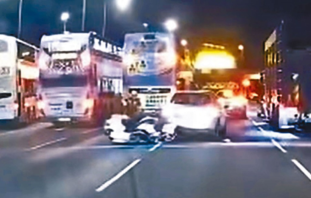 私家车不理交通警指示，未停车受查，更在灯位前突然开倒车撞铁骑警。