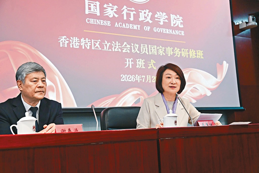 李慧琼在開班式上特別勉勵各議員要帶着大局觀學習。