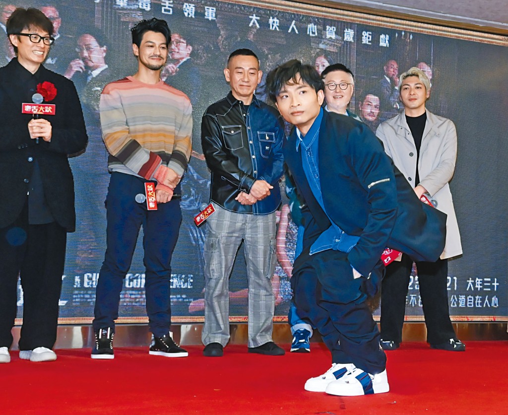 何啟華即場找數,更露出紅色孖煙囪。