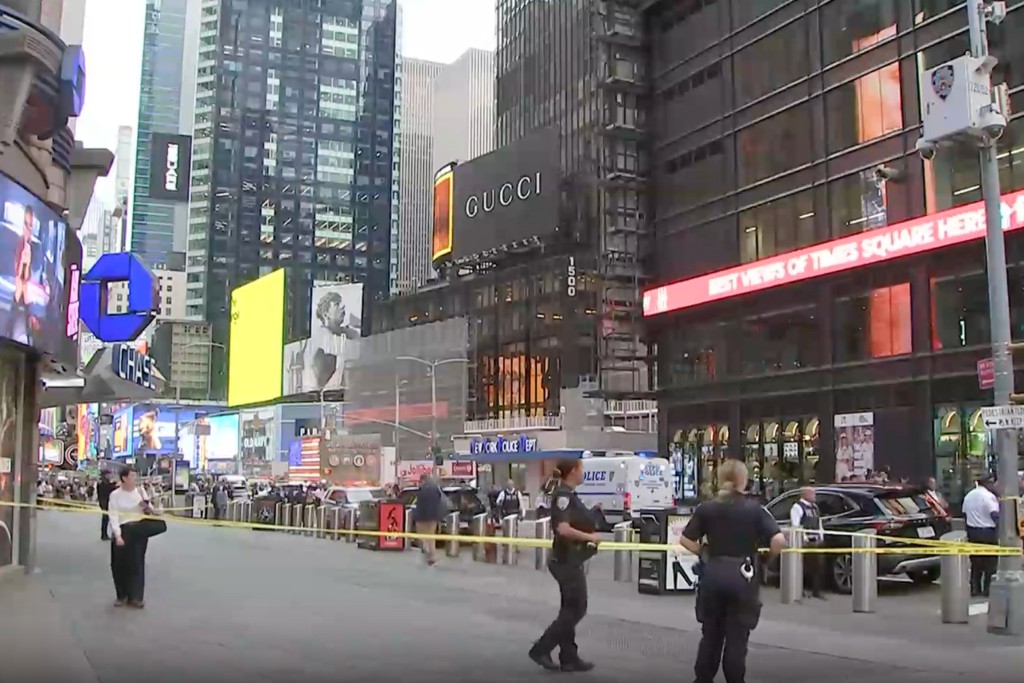 纽约时代广场惊传持刀砍人，警员封锁现场调查。美联社