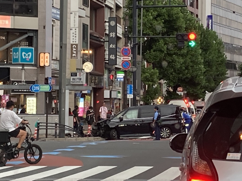 東京新宿私家車衝上行人路。 X@whosecamp 東京新宿私家車衝上行人路。 X@whosecamp