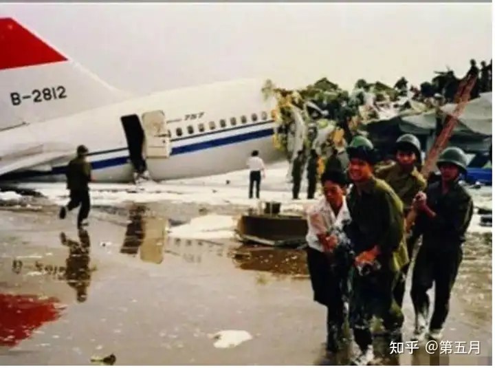 白雲機場劫機事件導致3架飛機撞毀，128人死亡。