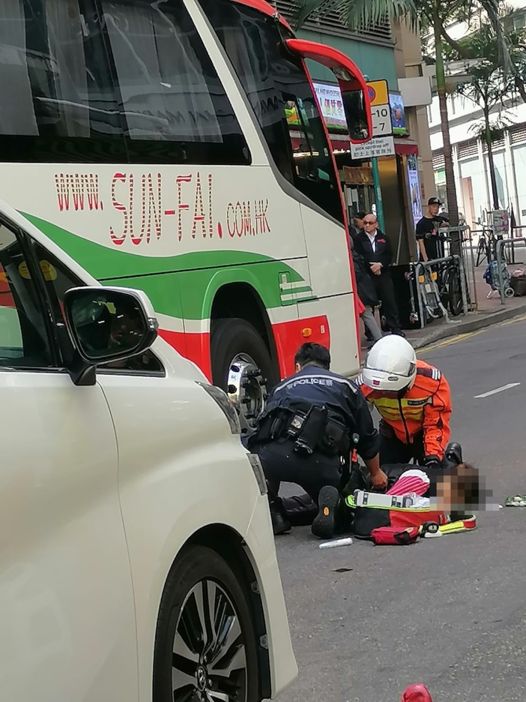 老婦事後昏迷地上。