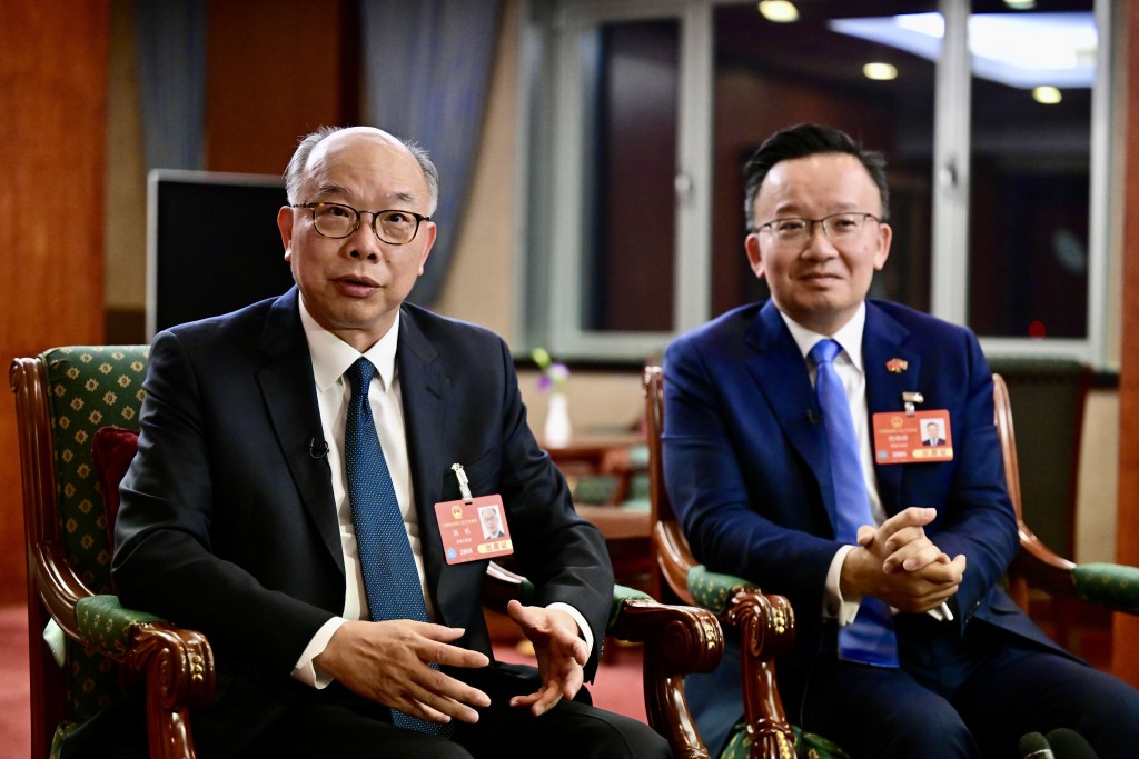 另一項則由港區人大代表陳帆及陳曉峰共同建議，推動香港碳交易體系建設，成立碳交易發展中心。