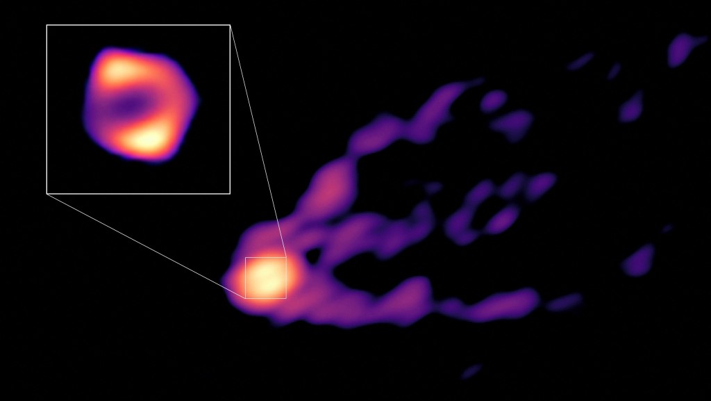 在3.5毫米波长观测到的M87黑洞及喷流同框「全景图」。 路透社
