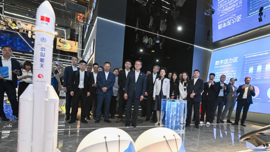 陈茂波在大连出席世界经济论坛2026年新领军者年会期间，带同香港创科企业代表团参观大连高新技术产业园区。陈茂波网志