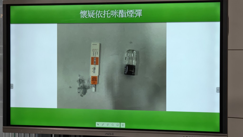 海關搜獲一粒懷疑依托咪酯煙彈。黃文威攝