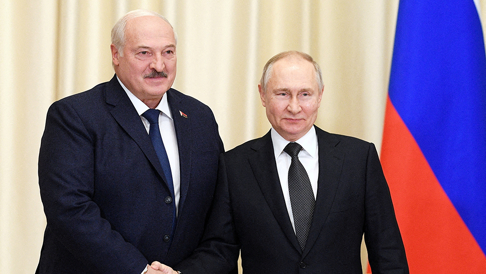 俄羅斯總統普京早前宣布與白俄羅斯達成協議，在當地部署戰術核武，圖為俄羅斯總統普京與白俄羅斯總統盧卡申科。路透資料圖