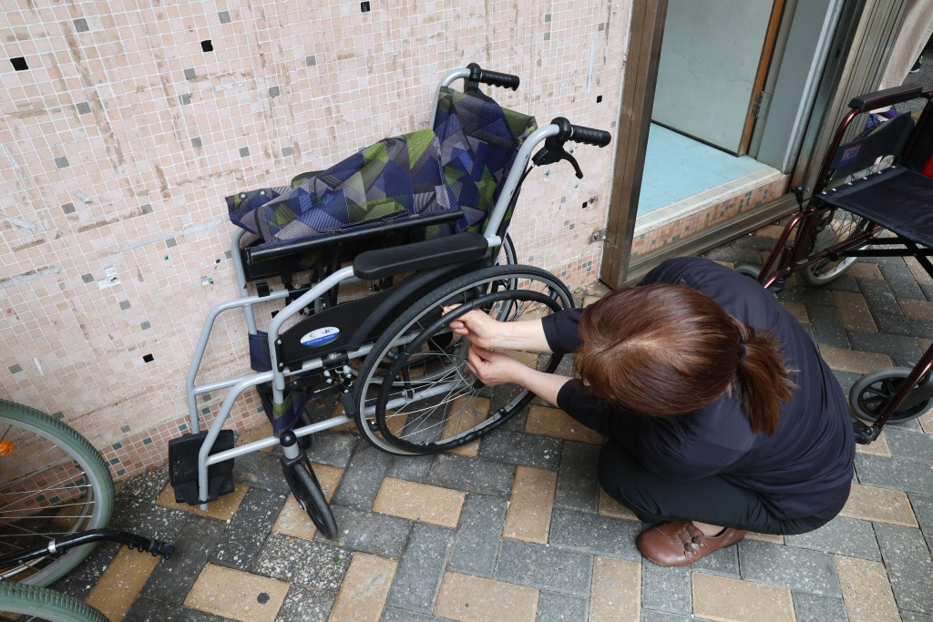 由于旧轮椅有一定损耗程度，经常需要修补。