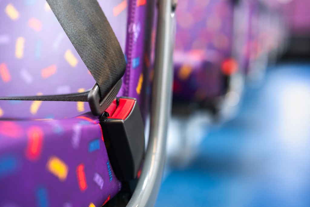 城巴表示，自2018年起，城巴已於所有新購雙層巴士的所有座椅上安裝安全帶。城巴提供