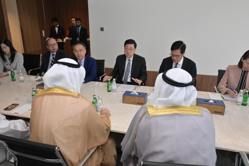李家超(右三)今日(14日)在科威特與科威特直接投資促進局代表會面,了解當地在招商引資方面的策略和成果。政府新聞處 李家超(右三)今日(14日)在科威特與科威特直接投資促進局代表會面,了解當地在招商引資方面的策略和成果。政府新聞處