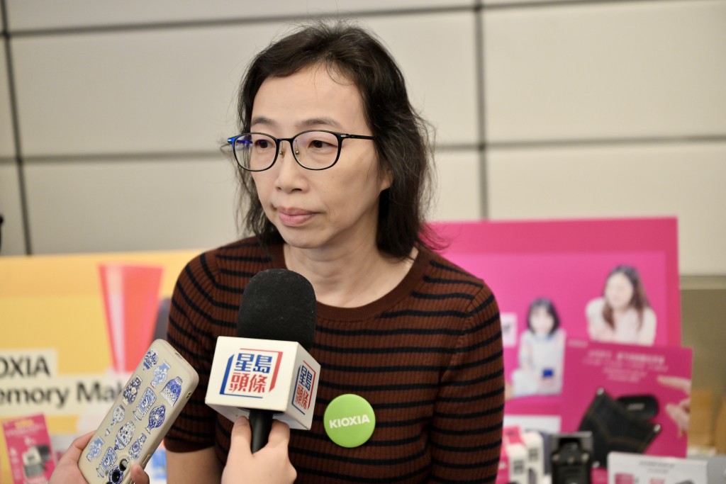 攤位負責人嚴女士指,今年推出買滿指定金額的折扣優惠,有信心優惠能吸引顧客。 攤位負責人嚴女士指,今年推出買滿指定金額的折扣優惠,有信心優惠能吸引顧客。