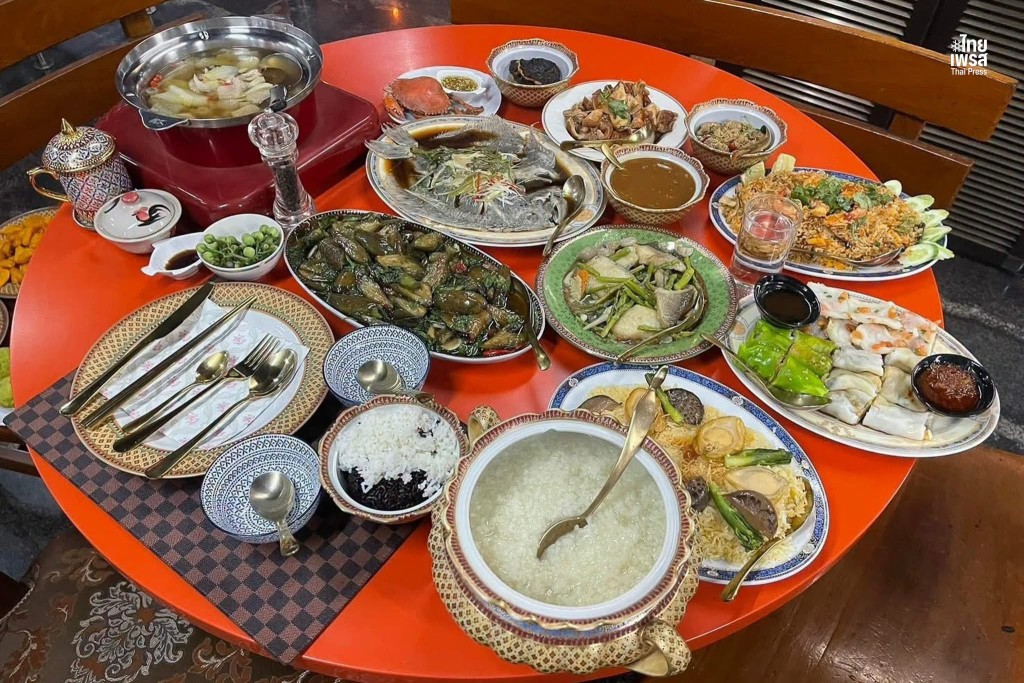 网民发现这张橙色大圆桌原本是饭桌。 X