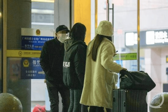 黑帽戴口罩男子在售票處聲稱可以帶旅客進月台。 上遊新聞