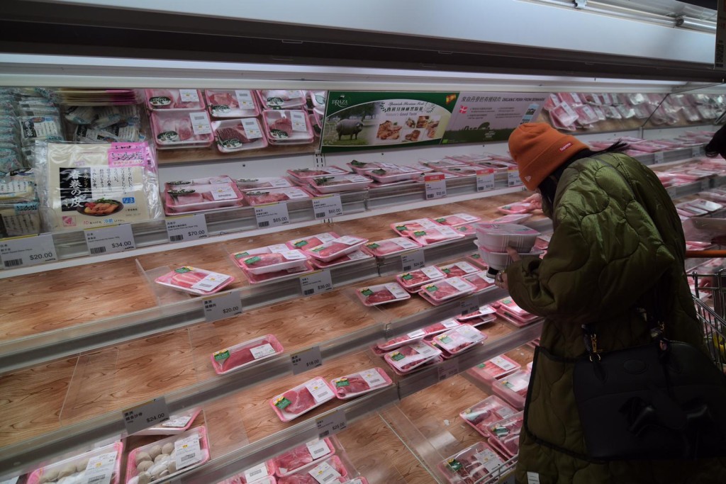 市民到超市买冰鲜肉。