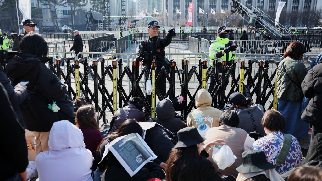 BTS光化门开唱,民众下午到场霸位。 路透社 BTS光化门开唱,民众下午到场霸位。 路透社