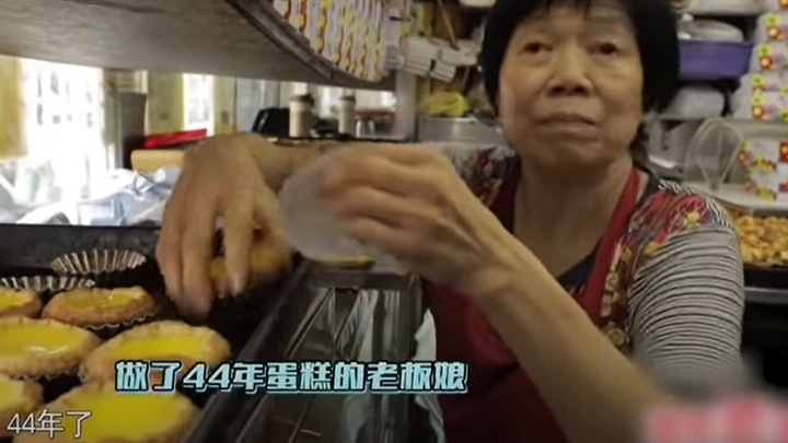 发哥在2018年曾带著名主持人鲁豫到豪华饼店吃至爱的合桃蛋糕，他坦言「很有香港味道」。（东南卫视影片截图）