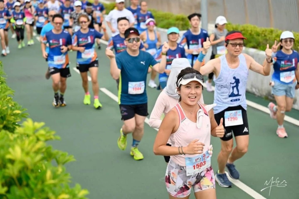 毅行者及馬拉松賽事跑手Angel Chun（前），建議大家避免在跑馬拉松時穿新衫。