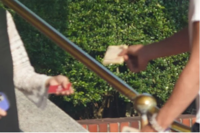 雜誌拍到海老藏與長髮女子有現金交易。