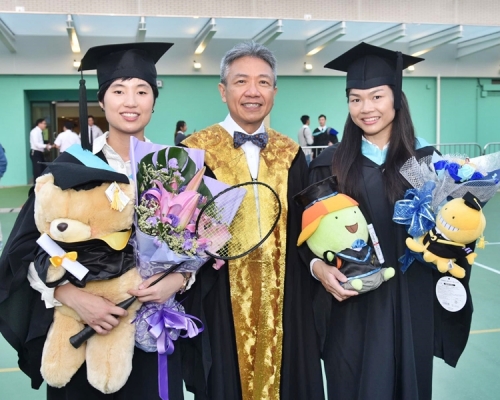 教育大學校長張仁良（中）祝賀校友及榮譽院士李慧詩（右），在東京奧運奪得銅牌。
