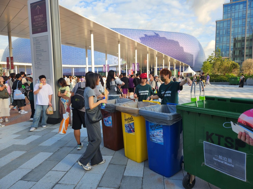啟德體育園設有大型廢物分類及回收設施，促進回收及資源循環再用。啟德體育園