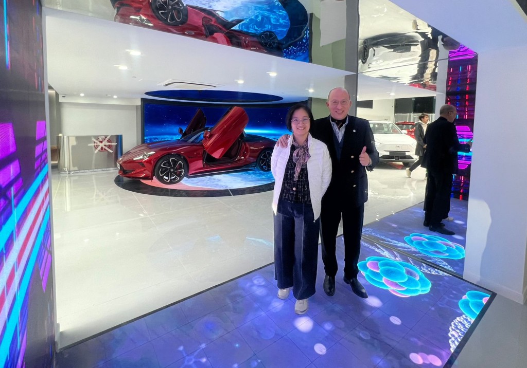 MG代理富利堡集團主席Eric Wong（右）及太太展示全新九龍灣專店的巨型互動LED地面屏幕。