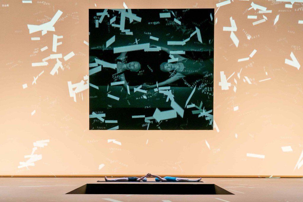 《2020》是藝團經過反覆觀察和探索現代社會日常面對的各種現象後所創作，引領觀眾對世界作出更深邃的思考。（©Yoshikazu Inoue）