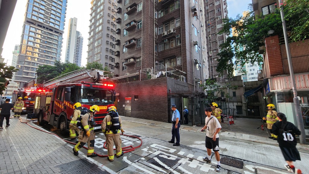 消防到場開喉灌救，將火救熄。黃文威攝
