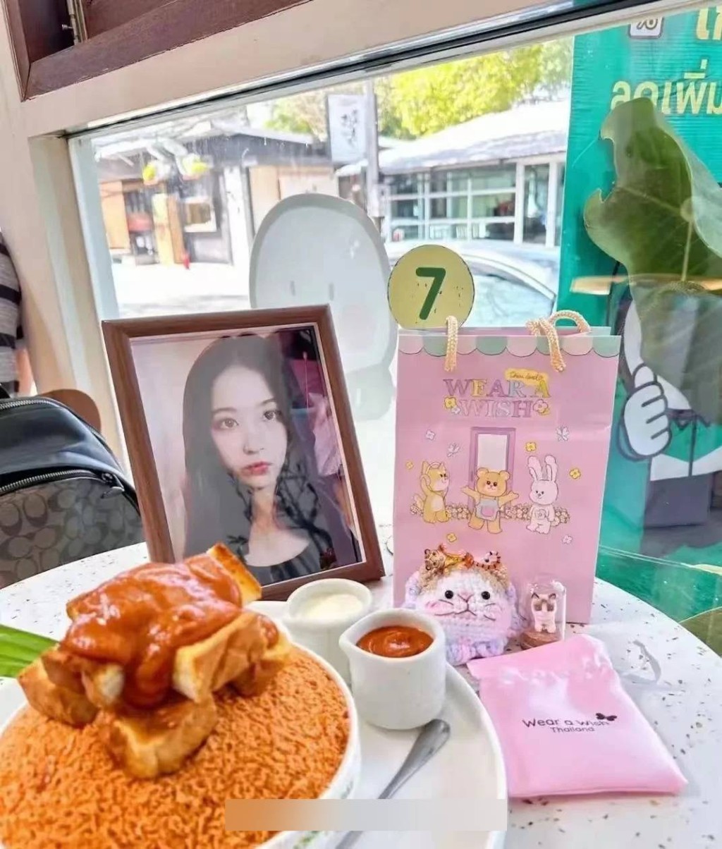 谢家振带着亡妻黄汶雯的照片，四出完成其遗愿。