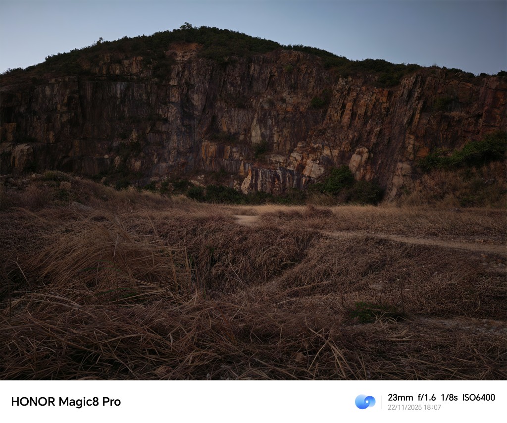 超廣角夜攝也甚有驚喜，眼前漆黑一片的石礦場竟能拍出豐富細節。