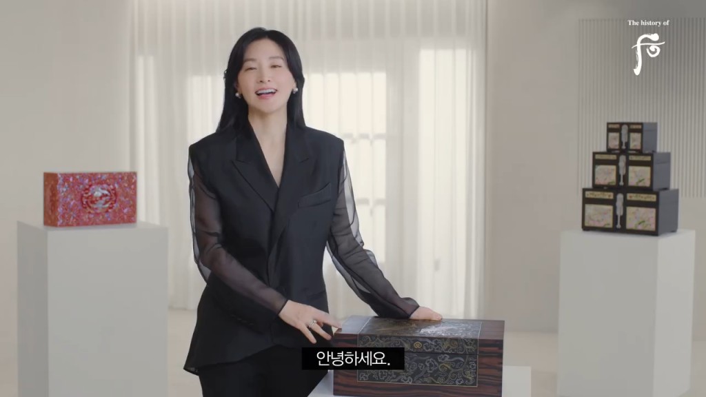 李英爱早前为代言品牌拍摄宣传片。