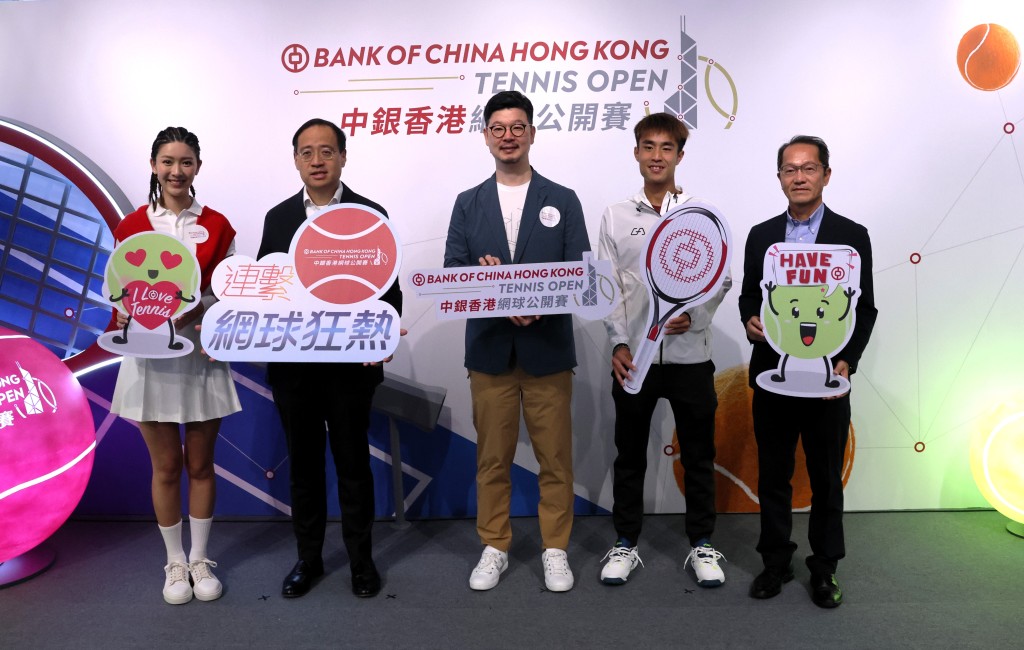 中国香港网球总会副会长林少伟（右至左）王康杰、赞助商代表何伟文、赛事督导委员会委员郑明哲及余香凝出席仪式。（陆永鸿摄）