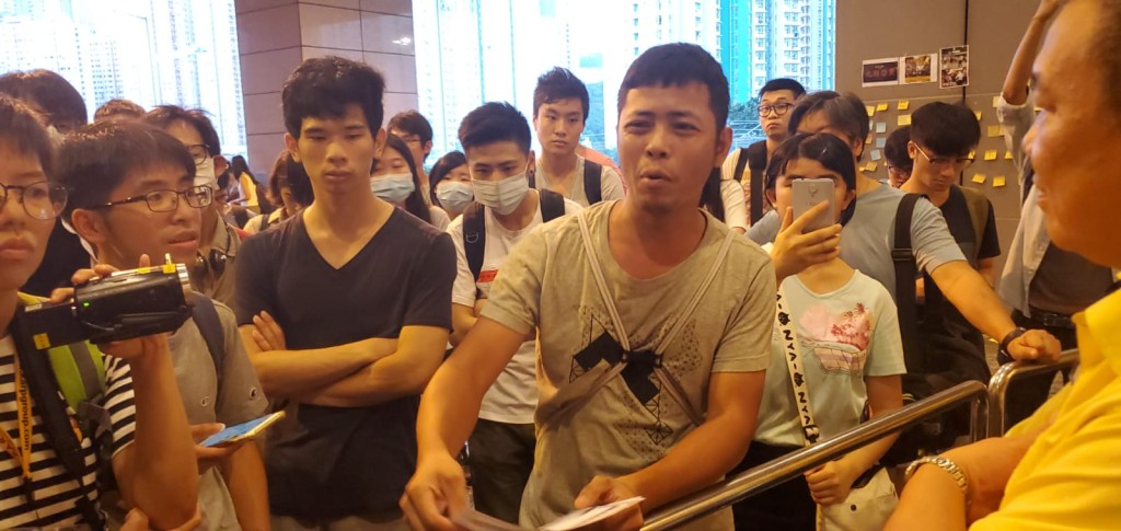 數十人一度包圍港鐵總部