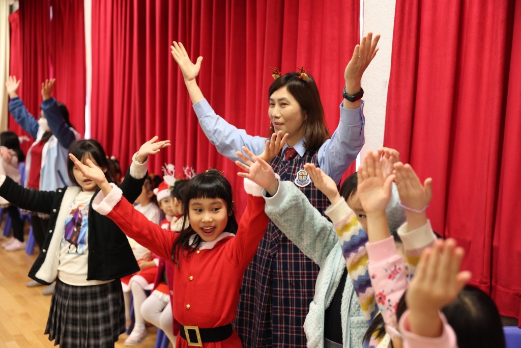 蔡校長跟孩子打成一片，更曾特別於聖誕聯歡會穿上校長為小朋製造驚喜。（圖片來源：受訪者提供）