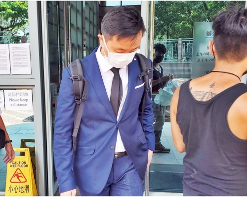 被告黃文浩（左）。