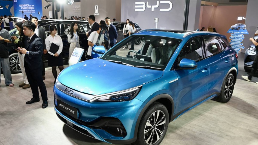 比亞迪等17車企近日承諾將供應商支付帳期統一至60天內。中新社