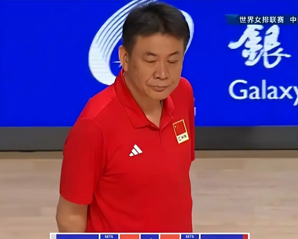 中国女排主教练蔡斌。