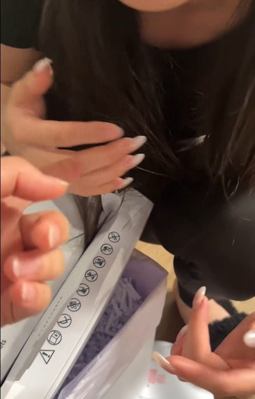 有細心的網民留意到片中的碎紙機有退 出按扭,於是提醒長髮女「請善用」。Threads截圖 有細心的網民留意到片中的碎紙機有退 出按扭,於是提醒長髮女「請善用」。Threads截圖